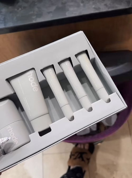 J姐怒斥海莉产品“无聊”，为支持赛琳娜当众扔进垃圾桶